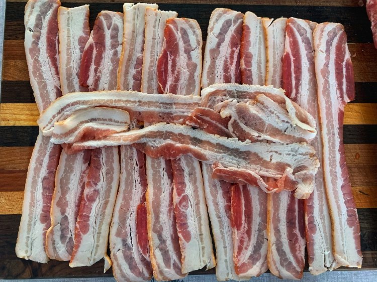 Image of Sur la surface de travail, placer les tranches de bacon...