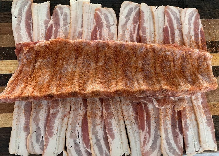 Image of Placer les côtes levées au milieu des tranches de bacon,...