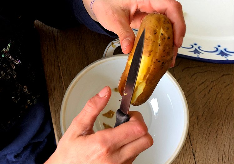 Image of Kartoffeln kochen, etwas abkühlen lassen und schälen.
