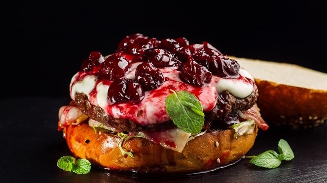 Image of Brie-Burger mit Preiselbeeren