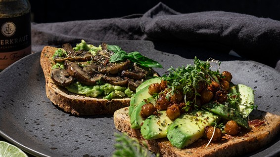 Image of Avocado Toast mit Knusper-Kichererbsen