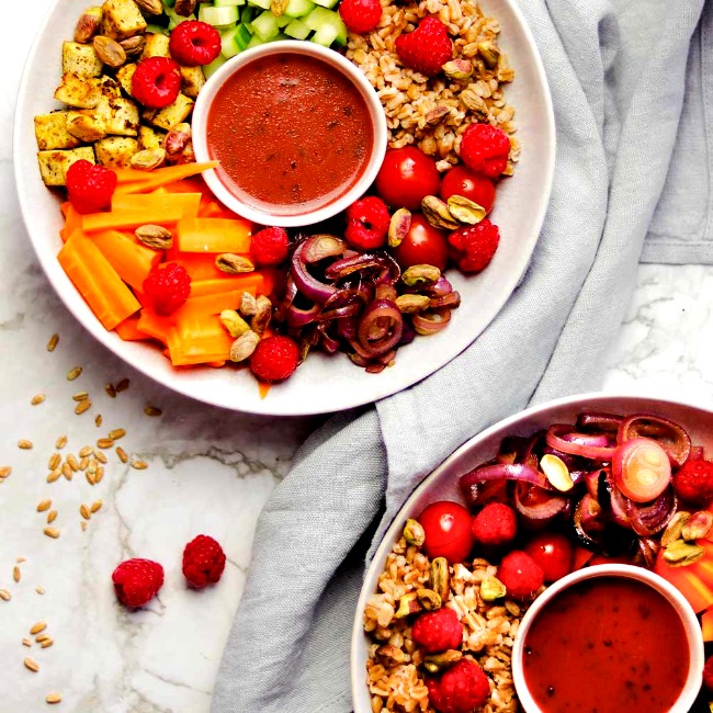 Image of Dinkel kochen: Fruchtige Bowl mit gebratenem Tofu, Dinkel, Gemüse & Himbeerdressing Vulcano