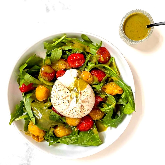 Image of Burrata Rezept: Burrata mit Ofentomaten, Rucola und Kräuterdressing Green Madness