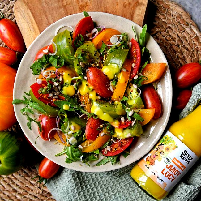 Image of Tomatensalat mit bunten Tomaten, Zwiebeln, Rucola und Juicy Lucy Salatdressing