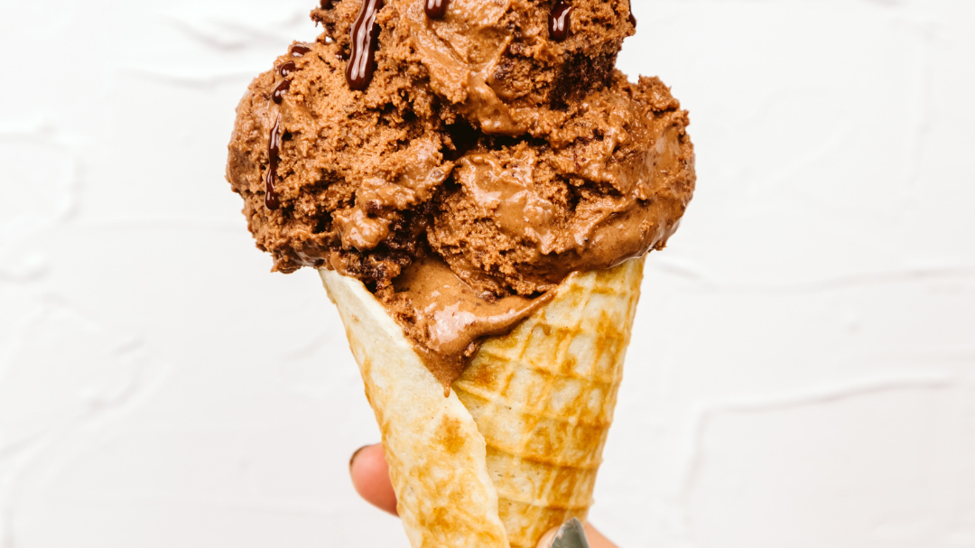 Image of Keto helado de chocolate y brownie con cono