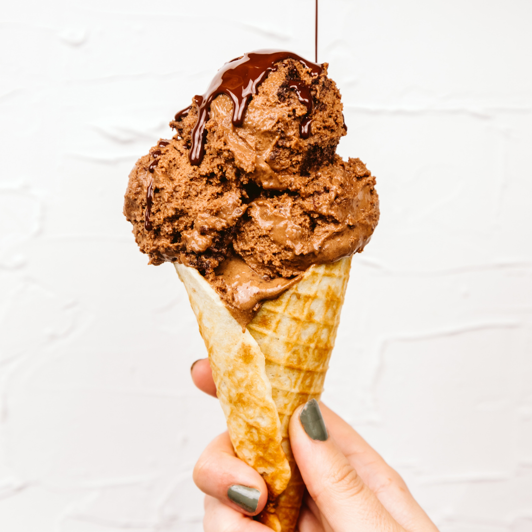Keto helado de chocolate y brownie con cono