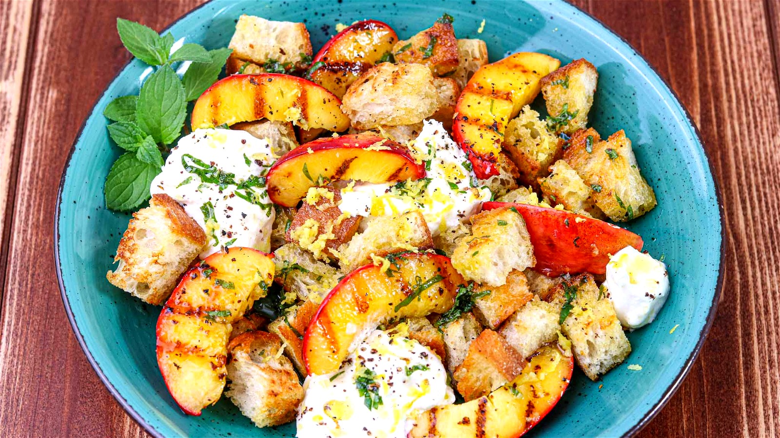 Image of Nektarinen-Brot-Salat mit Burrata