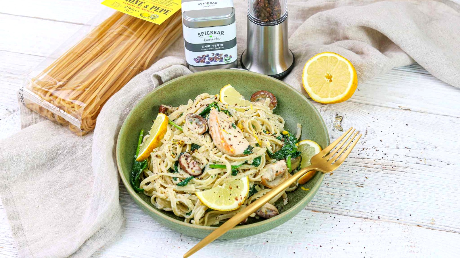 Image of Zitronen-Ricotta-Pasta mit Pilzen und Bio-Huhn