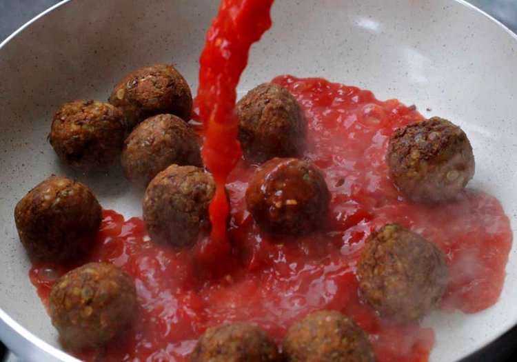 Image of 4. Dorar las albóndigas sobre una sartén caliente con aceite...