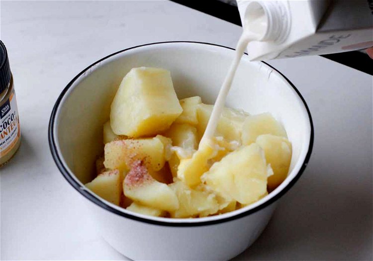 Image of 6. Agregar la manteca vegana, leche vegetal y sal a...
