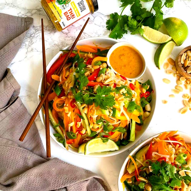 Image of Reisnudelsalat mit buntem Gemüse, Erdnüssen und Thai Bao Sauce