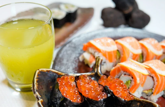 Image of Salmon Avocado Sushi 