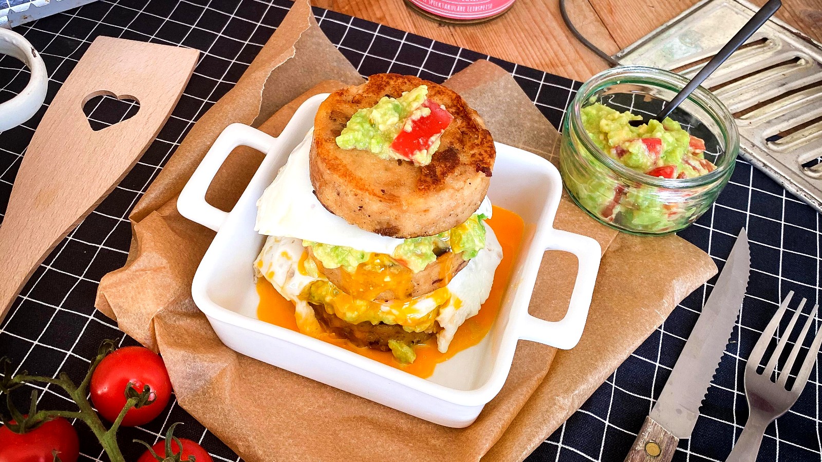 Image of Der Frühstücksknödeltower mit Avocado und Spiegelei