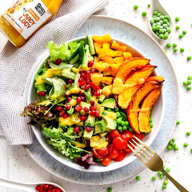 Image of Kürbissalat Rezept: Salat mit Kürbis aus dem Ofen, buntem Gemüse und Juicy Lucy Orangendressing
