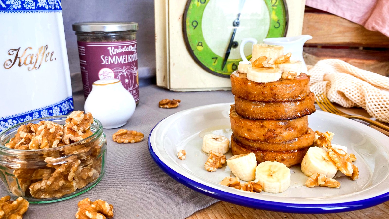 Image of Süße Knödeltürmchen mit Banane, Walnuss und Sirup