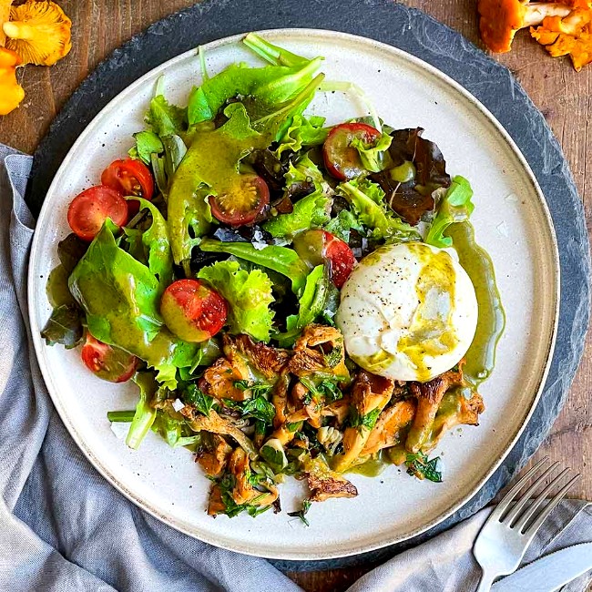 Image of Pfifferlingsalat: Salat mit gebratenen Pfifferlingen, cremigem Burrata und Green Madness Dressing 