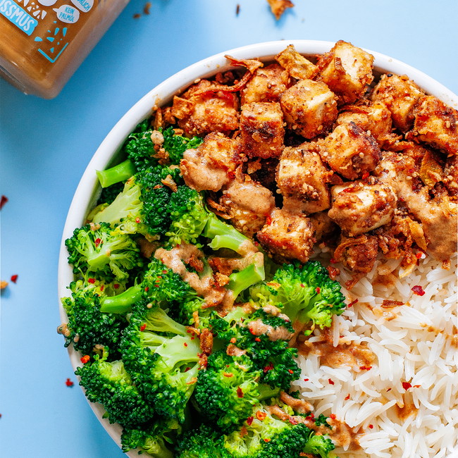 Crispy Tofu mit Brokkoli in Tahini-Erdnuss-Sauce 