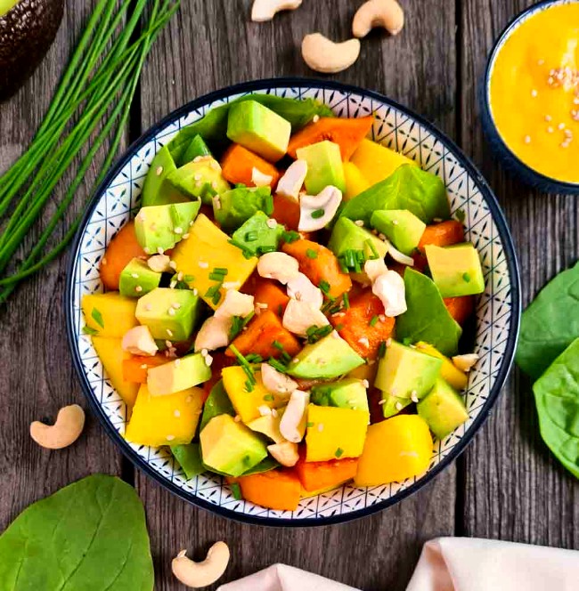 Image of Süßkartoffel-Salat mit frischer Mango, Avocado und Juicy Lucy Orangendressing