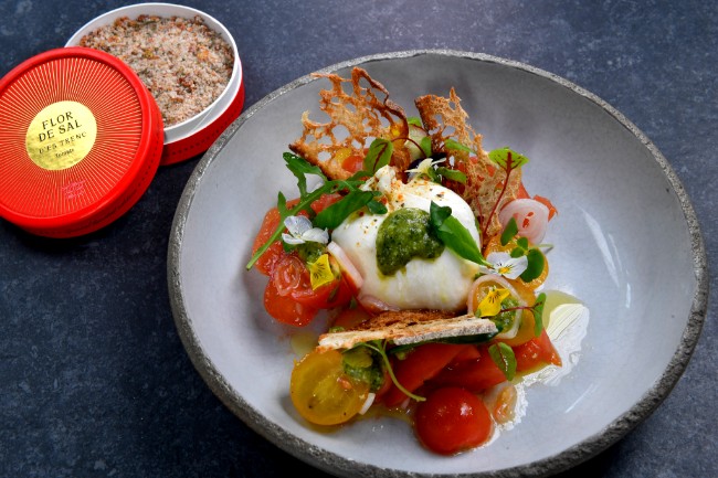 Image of Salat von alten Tomatensorten | Burrata | Brotchips | Flor de Sal Tomate