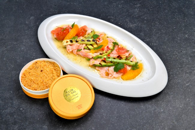Image of Ceviche vom norwegischen Lachs | Nussbutter | marinierte Avocado | gerösteter Mais