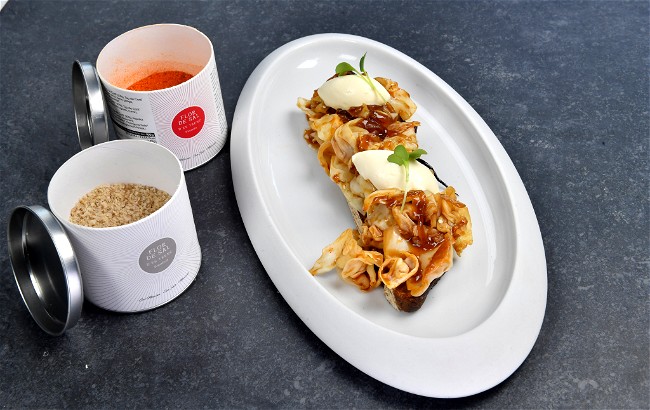 Image of Pulled Spitzkohl mit Sylter Brot und Flor de Sal Smoked