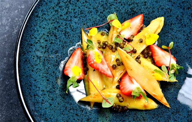 Image of Spargelsalat | Erdbeeren | grüner Pfeffer | Rapsöldressing