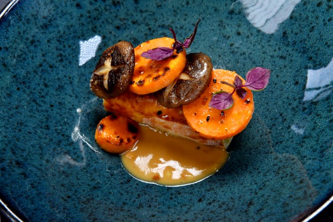 Image of Strudel vom Wirsing | Shiitake | Erdnusssauce | Süßkartoffel