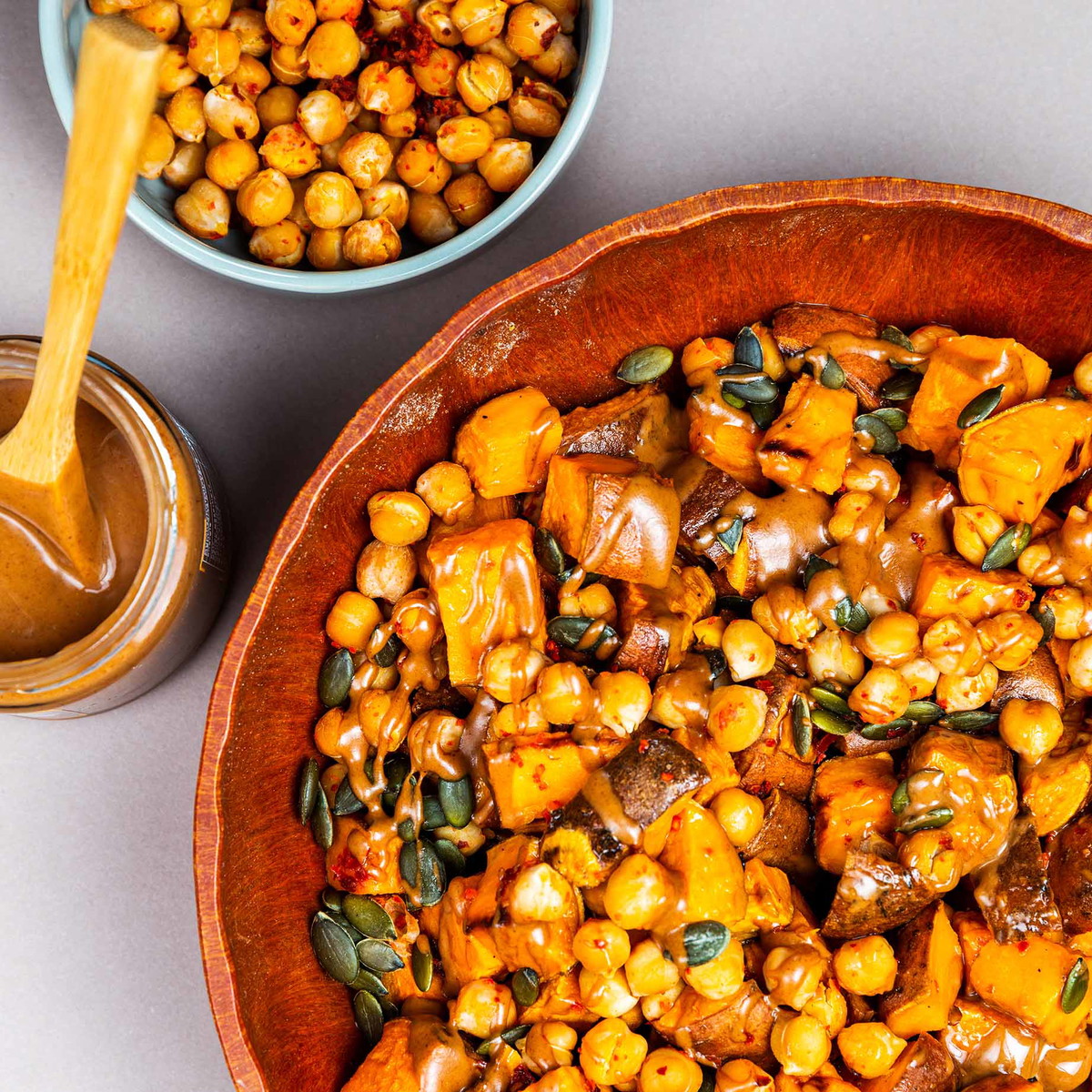 Veganer Süßkartoffel Salat mit Mandelmus