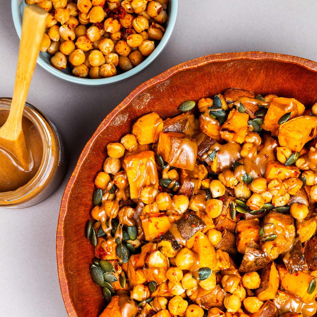 Veganer Süßkartoffel Salat mit Mandelmus