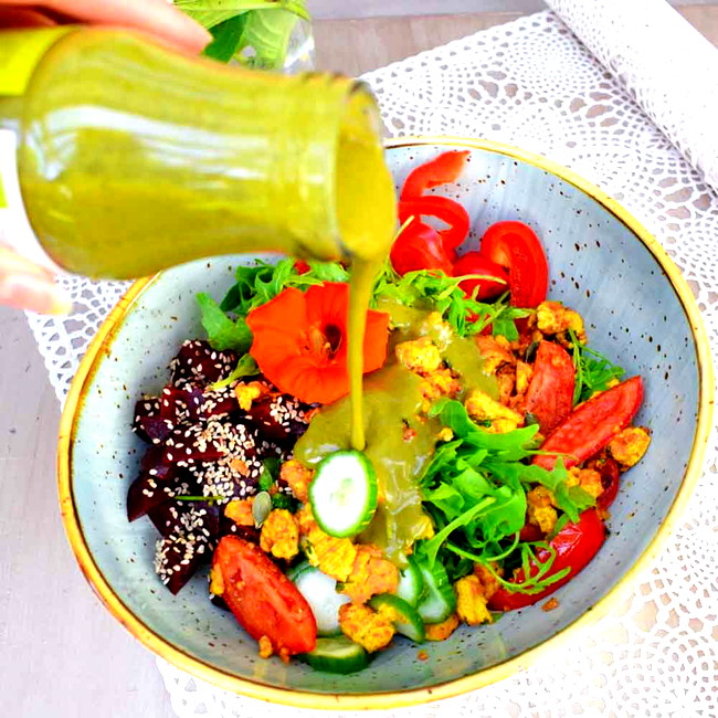 Image of Veganes Rührei: Tofu Scramble mit buntem Salat und Green Madness Salatdressing