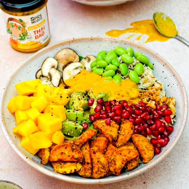 Image of Asiatische Buddha Bowl mit gebackener Süßkartoffel, Mango und Thai Bao Sauce