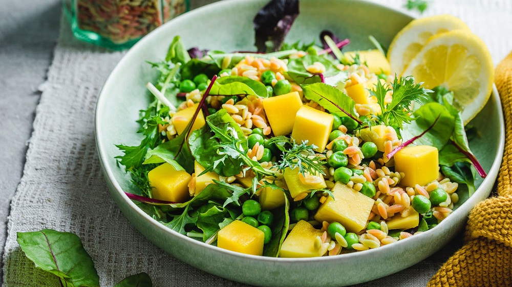 Image of Risoni-Salat mit Mango, grünen Erbsen und Babyspinat