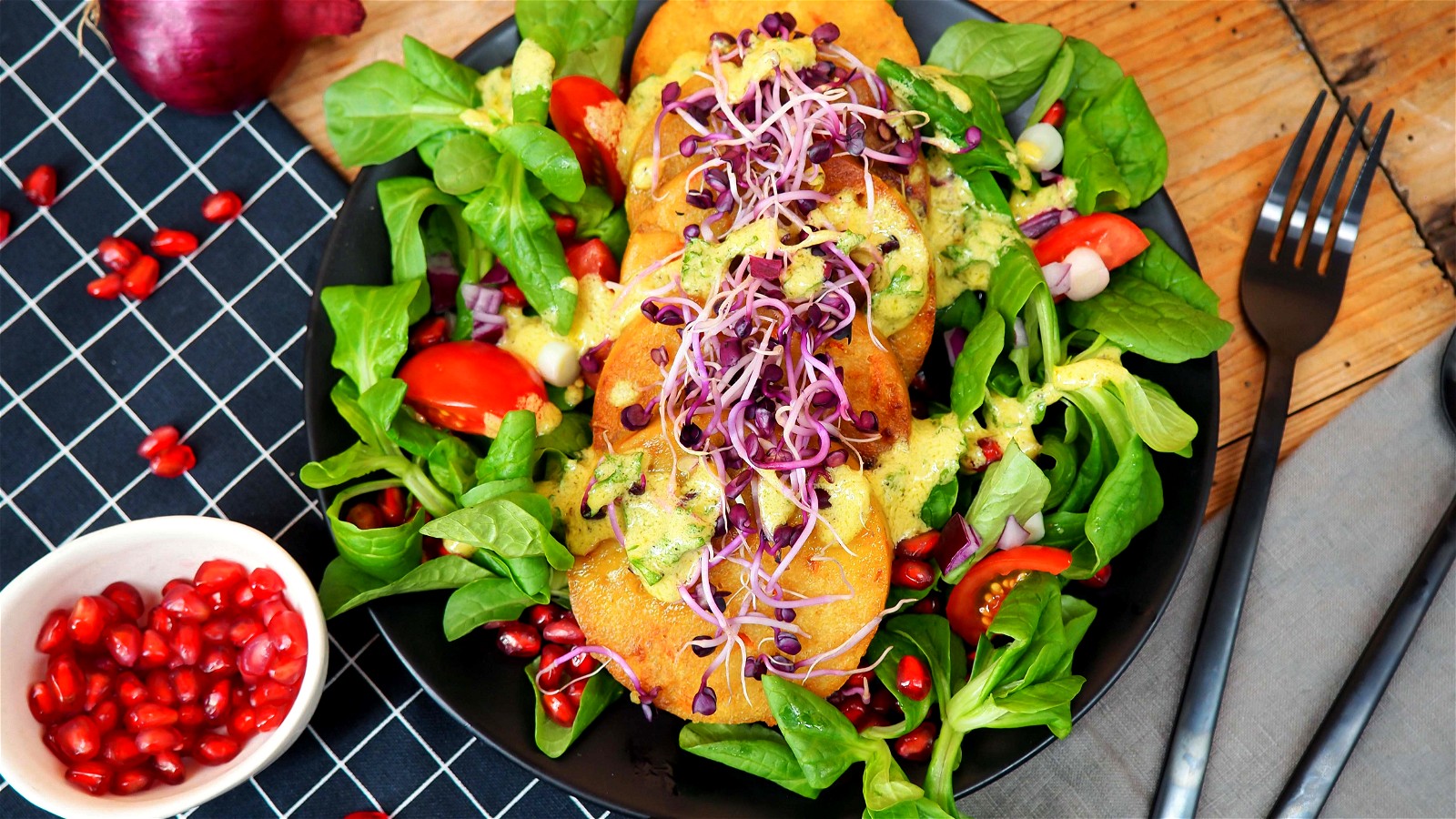 Image of Knödel auf buntem Salatbett mit Honig-Senf-Dressing
