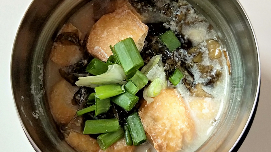 Image of Seaweed And Tofu Puffs With Egg Soup