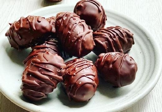 Image of  Peanut Butter Dates With Dark Chocolate Recipe