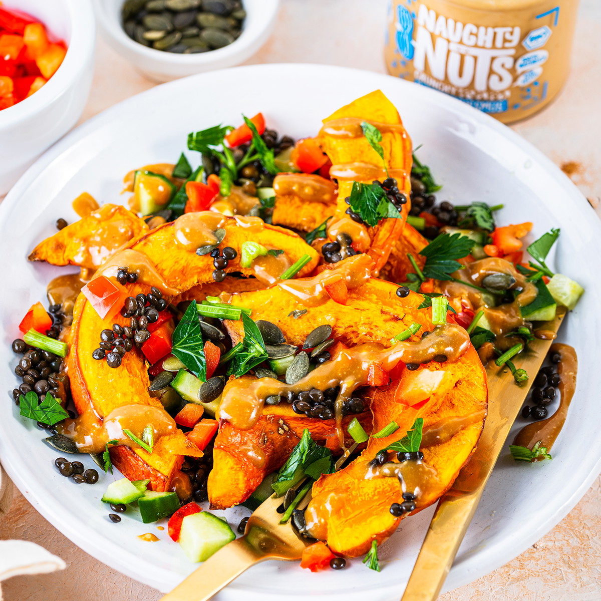 Lauwarmer Kürbissalat mit Linsen und Erdnusssoße