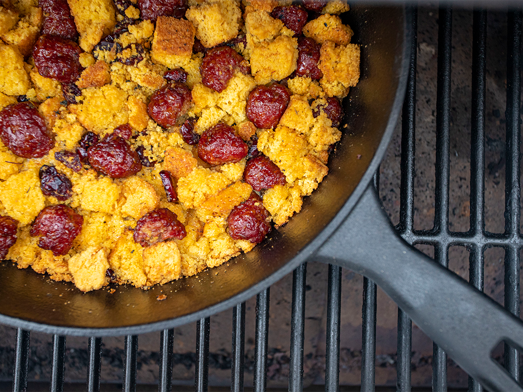 https://images.getrecipekit.com/20210928195523-cornbread-stuffing.png?aspect_ratio=4:3&quality=90