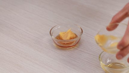 Image of 將味增、薑蓉和麻油拌成醬汁