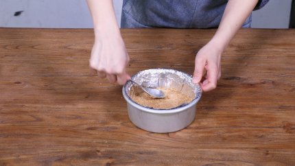 Image of 壓碎消化餅，與溶化牛油混合，放入已鋪錫紙的餅盤上壓實，放雪櫃備用。