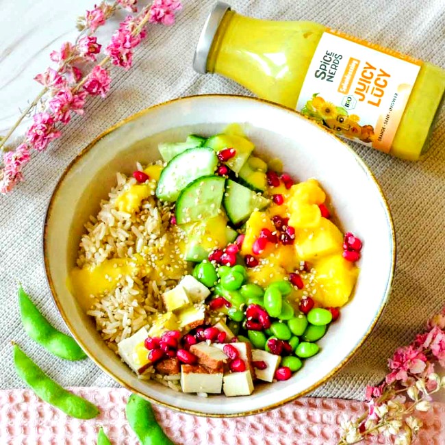 Image of Vegane Poke Bowl mit Tofu, Mango, Edamame und Juicy Lucy Dressing 