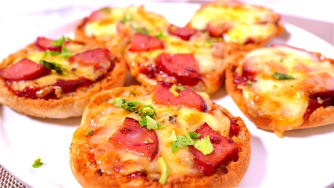 Image of English Muffin Pizza in Air fryer