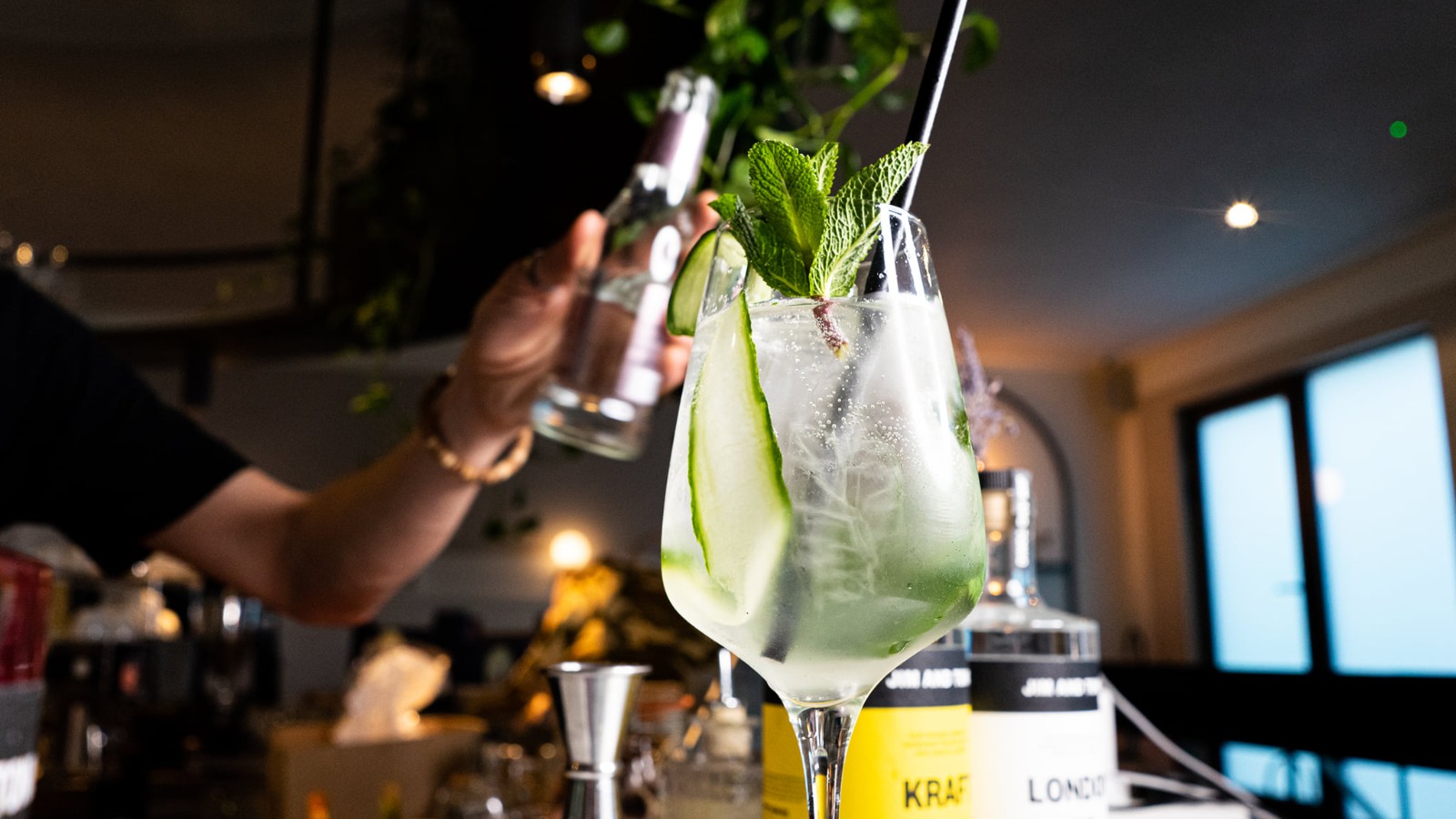 Hãy thưởng thức hương vị tuyệt vời của những ly Cocktail ấn tượng trong hình ảnh sắc nét. Sẽ không còn gì thú vị hơn khi thưởng thức một thức uống mang đến cho bạn những trải nghiệm đáng nhớ trong những dịp đặc biệt hay cuộc hẹn mang đầy ắp cảm xúc.