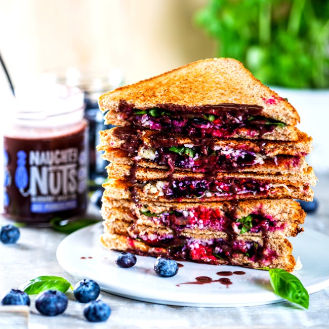 Image of Grilled Blueberry Cheese Sandwich mit Blueberry Bash