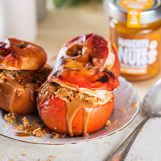 Bratapfel mit Dattelmarzipan und Mandelmus Cinnamon Roll 