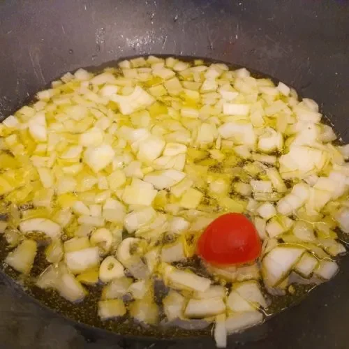 Image of Zwiebeln fein schneiden und in der Pfanne mit Olivenöl anschwitzen....