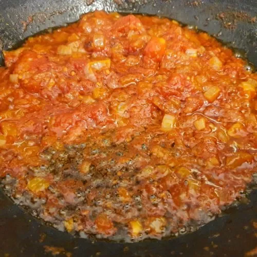 Image of Bei hoher Leistung und immer wieder Rühren die Tomaten einkochen...