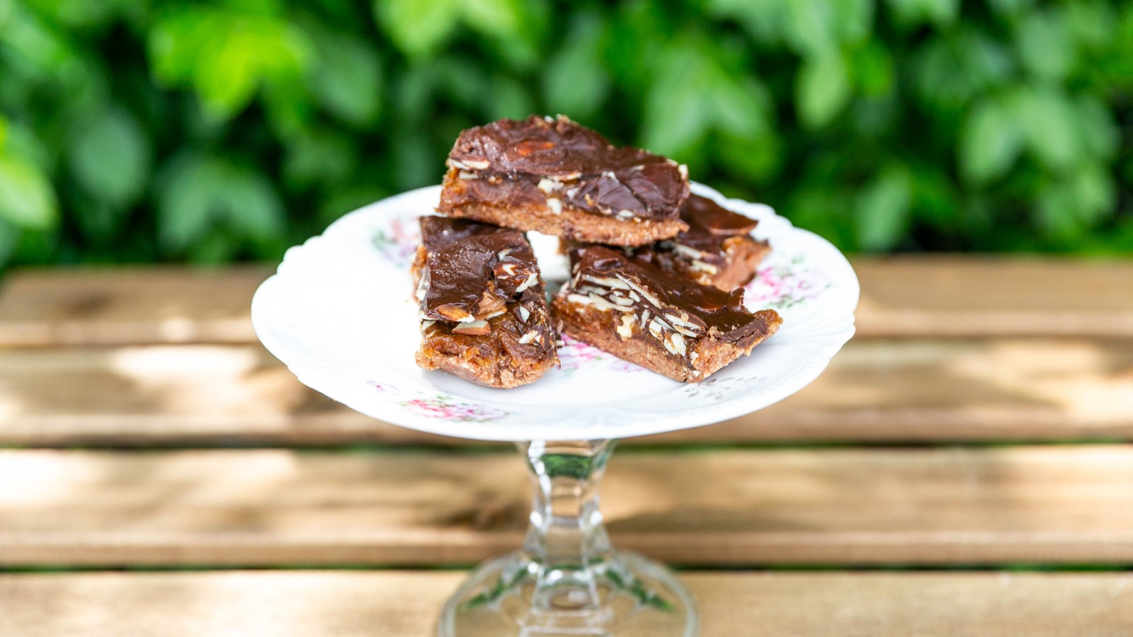 Image of Homemade Snickers Bars with Almonds