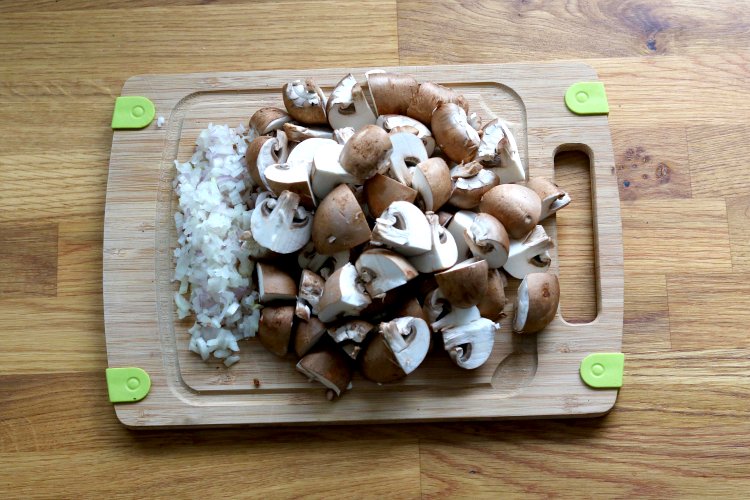 Image of Schalotten in feine Würfel schneiden. Champignons vierteln. TK Blattspinat antauen...