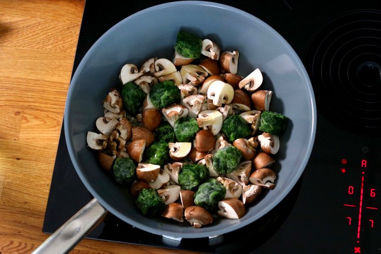 Image of Schalotten, Champignons und TK Blattspinat in etwas Öl anbraten, bis...