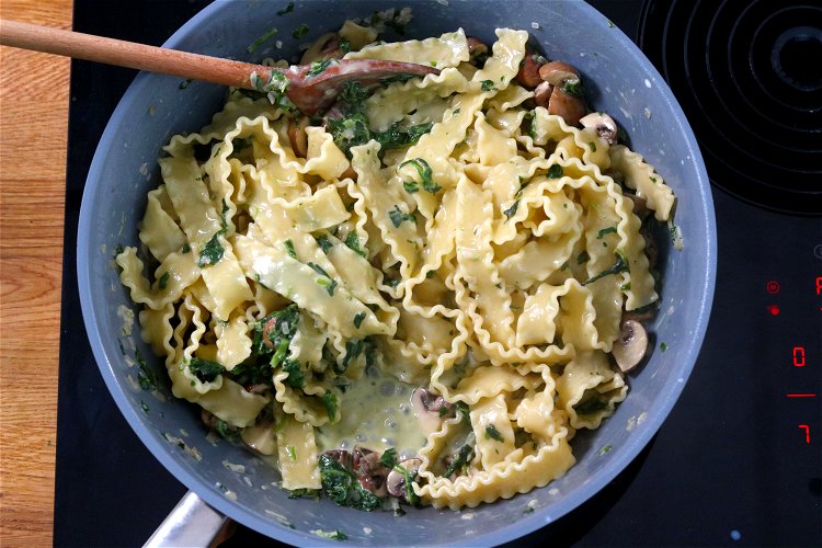 Image of Die Pasta nun mit Sahne und Weißwein ablöschen. Einmal alles...